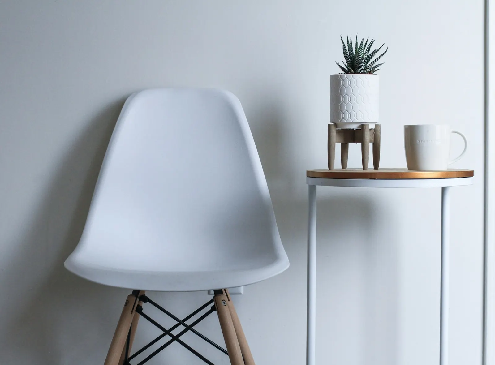 An object that shapes the room